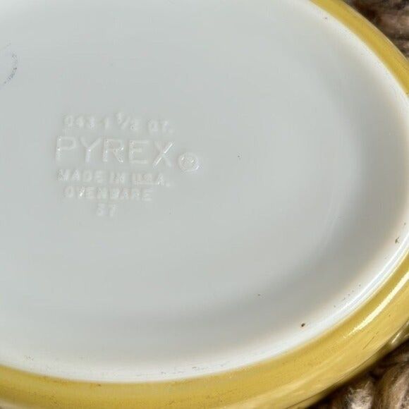 Oval Pyrex Bowl, yellow with gold scrolls 043 - Picture 3 of 6